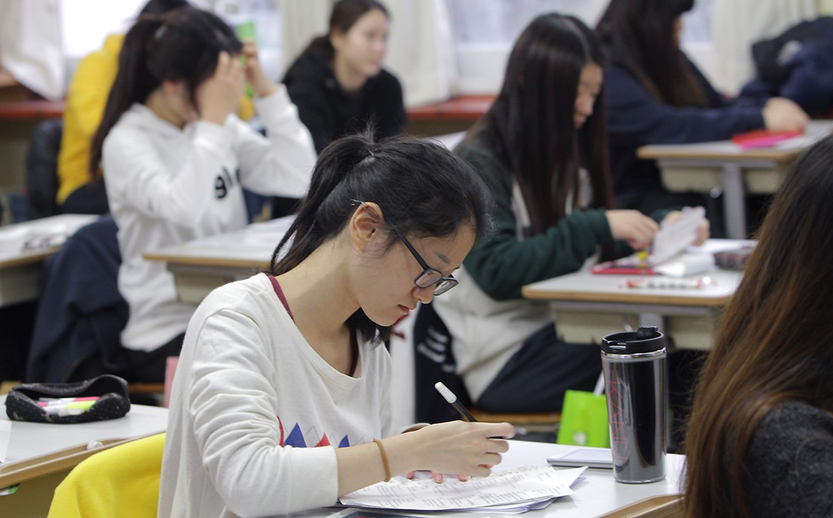 SEOUL, SOUTH KOREA - NOVEMBER 08:  South Korean students take their College Scholastic Ability Test at a school on November 8, 2012 in Seoul, South Korea. More than 660,000 high school seniors and graduates sit for the examinations at 1,100 test centers across the country, where academic records are all important. Success in the exam, one of the most rigourous standardized tests in the world, enables students to study at Korea's top universities.  (Photo by Chung Sung-Jun/Getty Images)